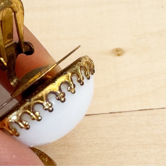 Vintage White Round Made in Germany Edge Clip On Earrings Gold Tone Setting - Picture 5 of 10